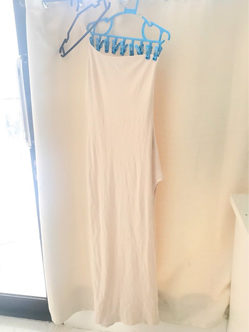 Beige One-Shoulder High-Slit Maxi Dress (Category: Dresses) located in Manila. Submitted by sparkfinds (Listing ID 1451627270, Image 1). Description: - Elegant beige midi dress - Stylish one-shoulder design - Comfortable stretchy material - Versatile for casual or dressed-up occasions - Easy to style for any look - Ensures a great, flattering fit.