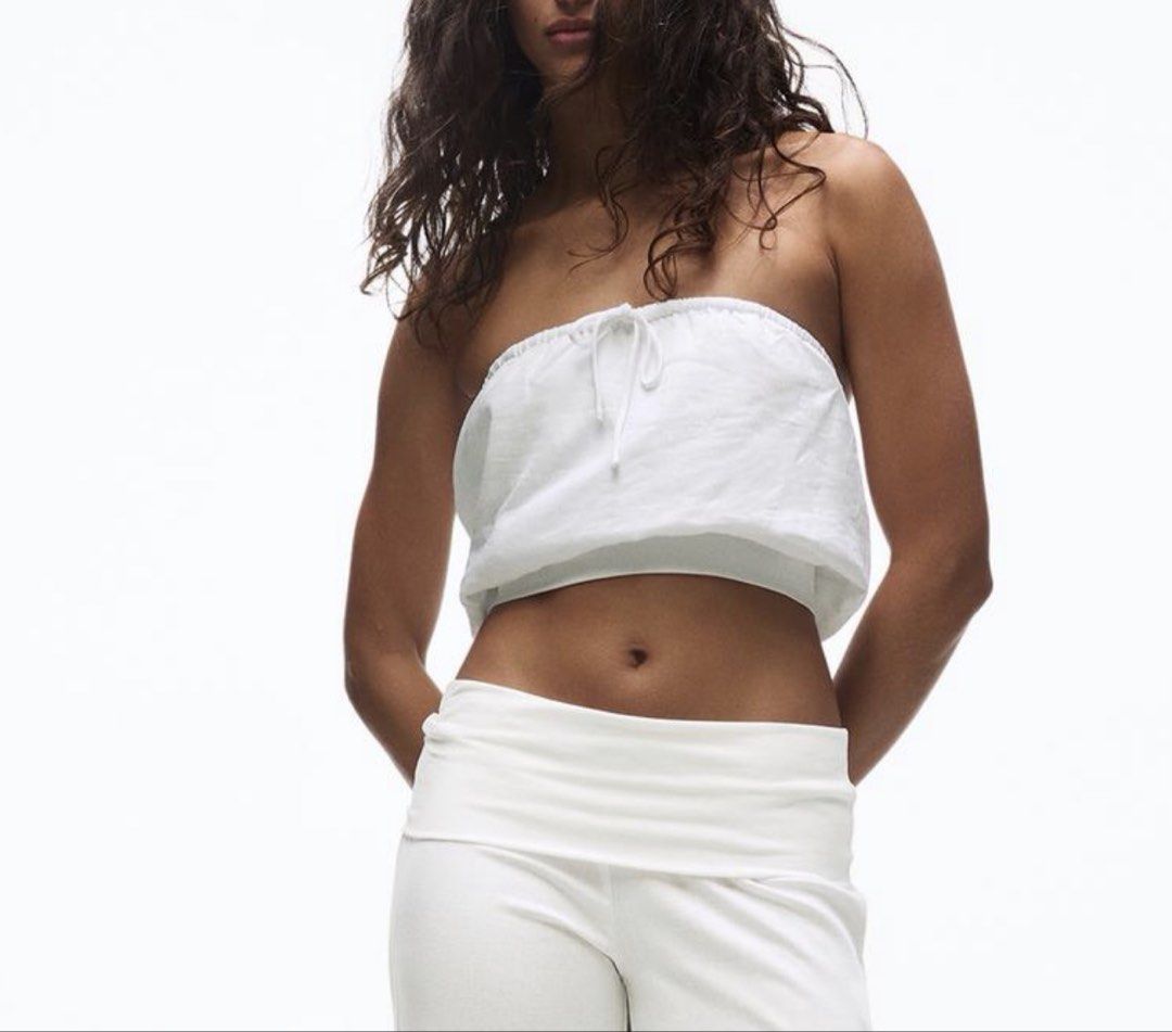Bershka Bandeau Balloon Top (Category: Others Tops) located in Quezon City. Submitted by morespace555 (Listing ID 1451649823, Image 2). Description: Brandnew w/o tag Fitted only.