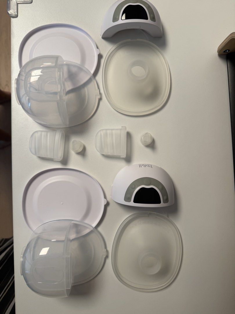 b&h Athena 醫院級 穿戴式免提電動奶泵 如不介意可送未用完乳墊（有獨立包裝） （分類：護理及餵哺 - 母乳及奶瓶）位於 Hong Kong。 由 kikikaka123ya 提交（商品編號 1451631679，圖片 2）。簡介： 商品條件良好 只使用了三個月 當面交收 包括： 使用過： 泵*2 24mm硅膠喇叭*2 鴨嘴閥*2 吸力隔膜*2 180ml儲奶杯*2 防塵蓋*2 白色收納盒*1 全新未使用： 27mm硅膠喇叭*2 21mm硅膠小喇叭配件*2 17mm硅膠小喇叭配件*2 如介意也可自行購買全新配件 另有已開封乳墊（有獨立包裝）可免費贈送 b&hAthena醫院級穿戴式免提電動奶泵，絕對係新手媽媽嘅恩物呢款奶泵設計好貼心，可以放喺內衣度，完全解放雙手，泵奶同時可以做其他嘢，勁方便。 。