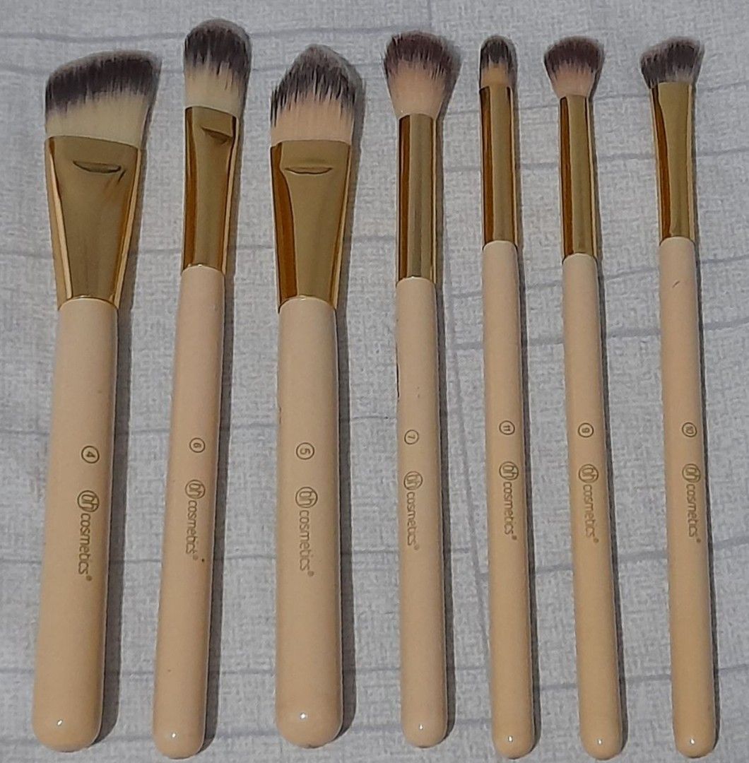 BH Cosmetics Makeup Brush Set (Category: Makeup) located in Dasmarinas. Submitted by pb_declutters (Listing ID 1451545007, Image 1). Description: - Set of 7 BH Cosmetics makeup brushes - Includes foundation, eyeshadow, and blending brushes - Perfect for a full face of makeup application - All brushes feature the BH Cosmetics logo - Lightly used and thoroughly cleaned.