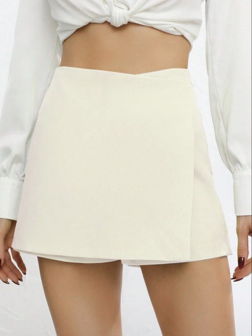 Black/White Skorts in XS size (Category: Skirts) located in Manila. Submitted by shynea_ (Listing ID 1451521136, Image 3). Description: PhP 800 for both skorts PhP 430 each if bought individually.
