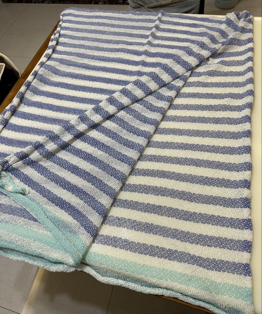 Blue and white patterned scarf （分類：絲巾）位於 Hong Kong。 由 yessirski35 提交（商品編號 1451651680，圖片 2）。簡介： A lovely blue and white striped scarf, perfect for adding a touch of effortless style to any outfit. It's got a really nice, lightweight feel, making it super comfortable to wear. The classic stripes are timeless, and the subtle hint of mint green at the bottom adds a unique touch. Length 160 cm, width 70 cm.。