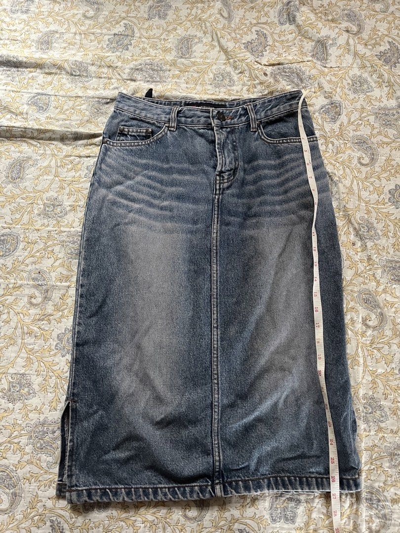 Blue Denim Midi Skirt with Side Slits (Category: Skirts) located in Pamplona. Submitted by vjbordon (Listing ID 1451531024, Image 3). Description: Size 28 Length 27.