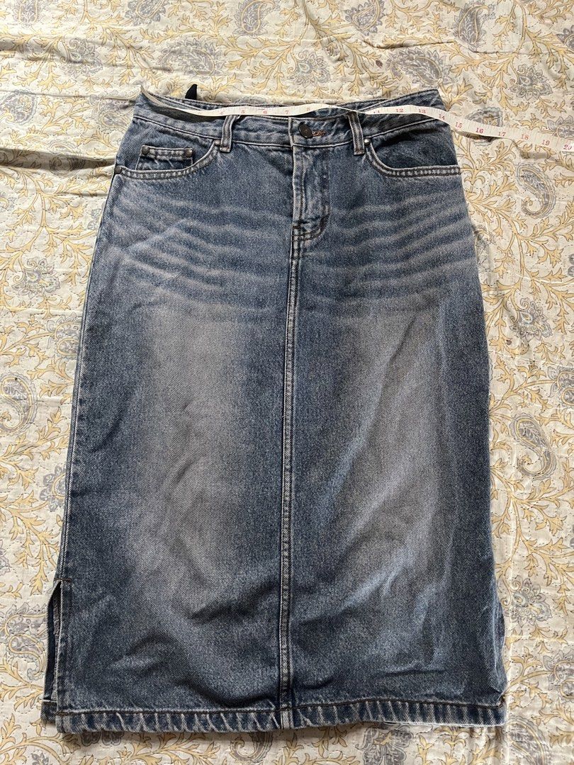 Blue Denim Midi Skirt with Side Slits (Category: Skirts) located in Pamplona. Submitted by vjbordon (Listing ID 1451531024, Image 2). Description: Size 28 Length 27.