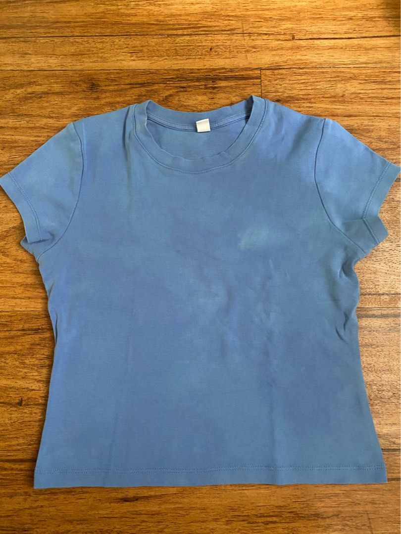 Blue Uniqlo Mini T-Shirt (Category: Shirts) located in Manila. Submitted by sphiarmn (Listing ID 1451542828, Image 2). Description: 🪭 Has minor flaws; there are small stains shown but doesn’t affect the overall top. Wore this a lot and it’s very comfy! matches with a lot of outfits 🪭 Size: M 🪭 RFS: need to declutter MOD: Lalamove, Angkas/Joyride Padala MOP: GCASH/Bank Transfer LOC: Pasig/Cainta/Marikina .