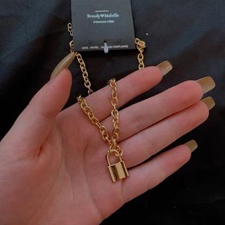 (Category: ) located in . Submitted by ozaras.closet (Listing ID 1451545982, Image 1). Description: .