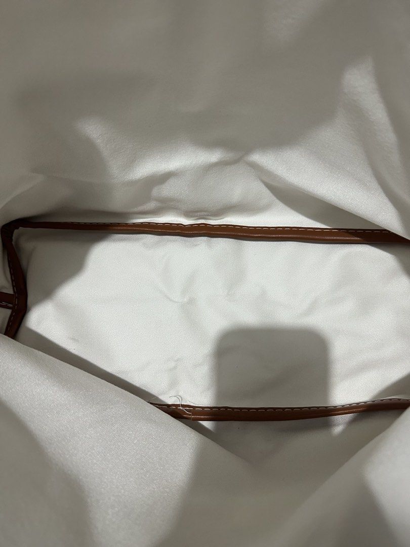 Brown Shoulder Tote Bag - Work Bag / School Bag (Category: Shoulder Bags) located in Bulacan. Submitted by thesaltybeagle (Listing ID 1451550970, Image 3). Description: Never been used! Good quality. Tela po ang loob hindi plastic. If u know u know brand. Fits 15 inch laptop, phone, etc. Hindi rin kumukupas ang tela. Brand new ito. Negotiable price pa..