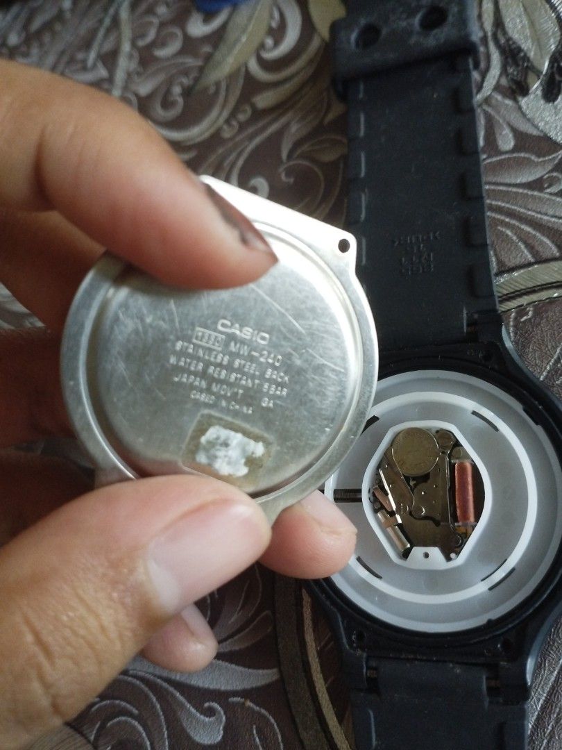 Casio MW-240 (Category: Watches) located in Pontian. Submitted by bxrning (Listing ID 1451574429, Image 3). Description: ni jam abang punya, dia dah tak pakai mungkin sama isu dengan saya, bateri dah kong. screen calar sikit berhabuk roda tepi masih boleh pusing.