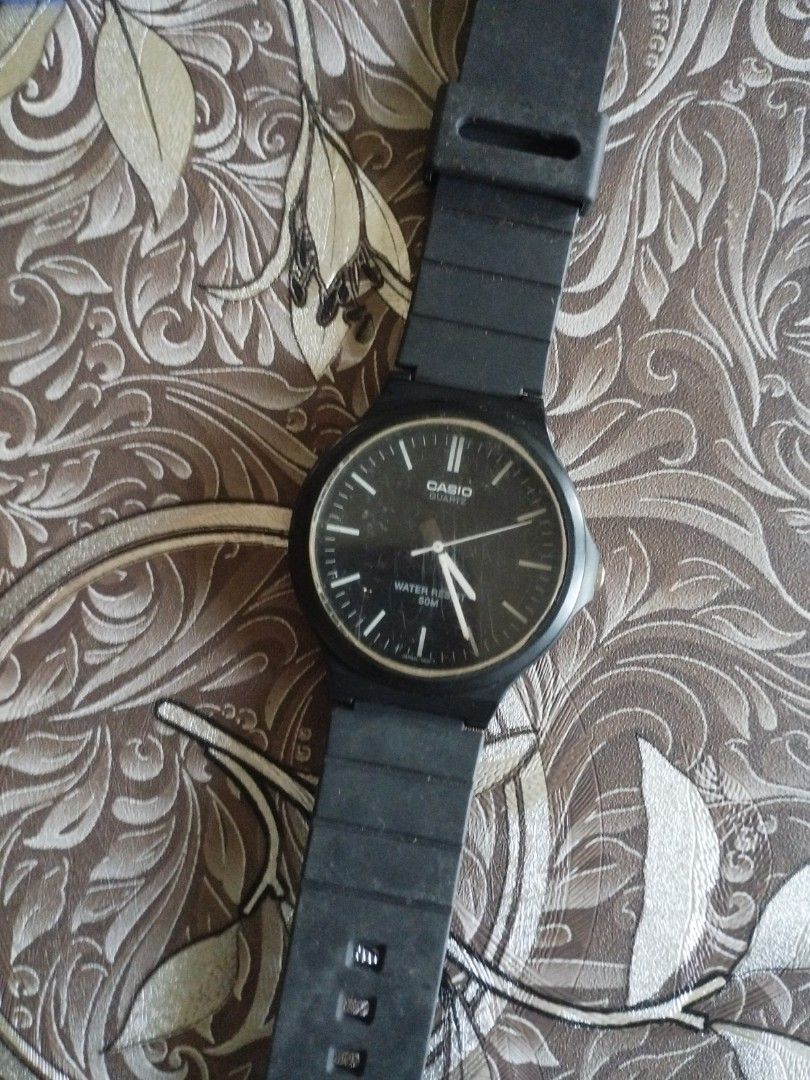 Casio MW-240 (Category: Watches) located in Pontian. Submitted by bxrning (Listing ID 1451574429, Image 1). Description: ni jam abang punya, dia dah tak pakai mungkin sama isu dengan saya, bateri dah kong. screen calar sikit berhabuk roda tepi masih boleh pusing.
