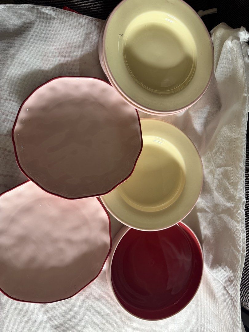 Ceramic Bowl, Plates and Pink plates (Category: Dinnerware & Cutlery) located in Cainta. Submitted by ish22 (Listing ID 1451604479, Image 2). Description: Can do per piece or set. Discounted if set Pink set ₱1200 White Set 3 bowls, 4 white plates ₱ 1200.
