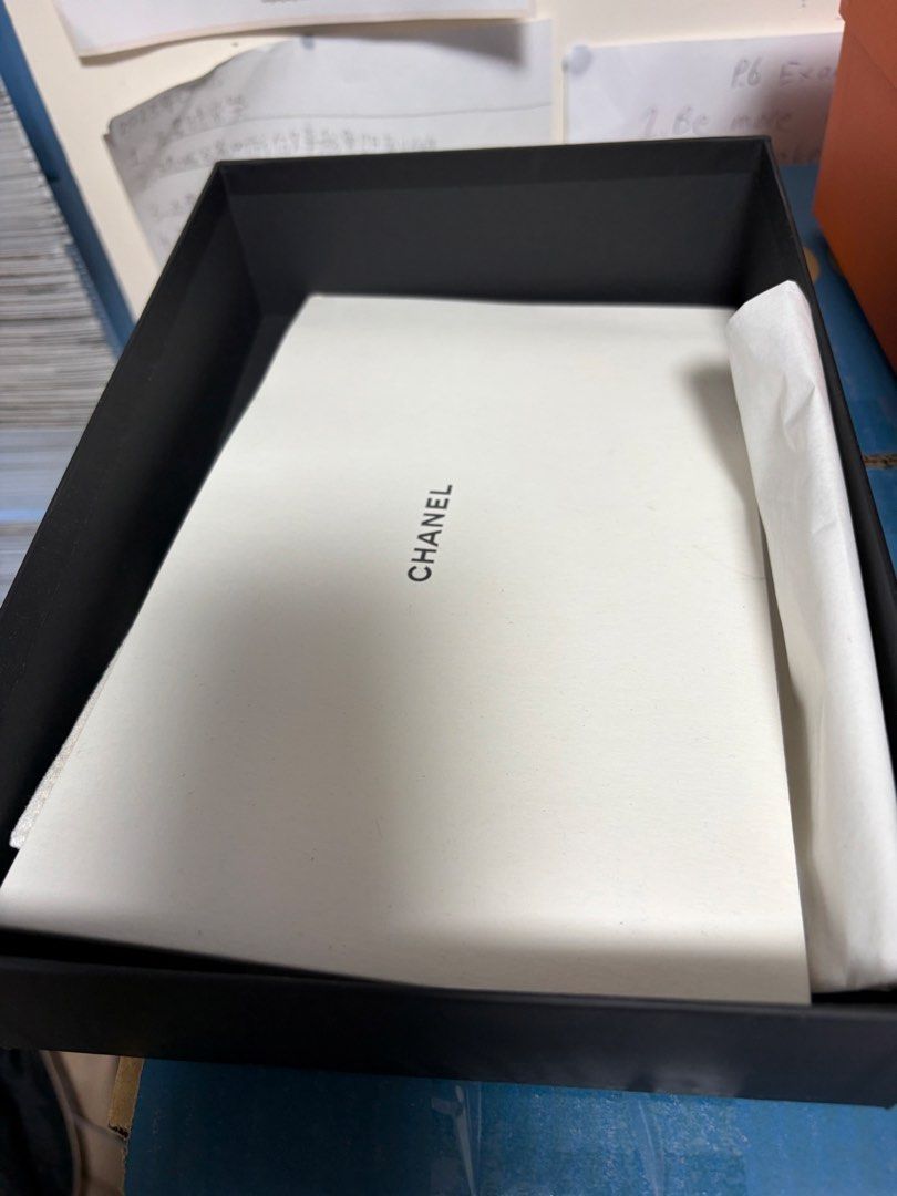 CHANEL 黑色禮品盒 （分類：飾物及配件）位於 Hong Kong。 由 sweetbearhome 提交（商品編號 1451582664，圖片 3）。簡介： Chanel 黑色禮盒，裡面有白色內襯同埋紙。 18x26x6 cm。