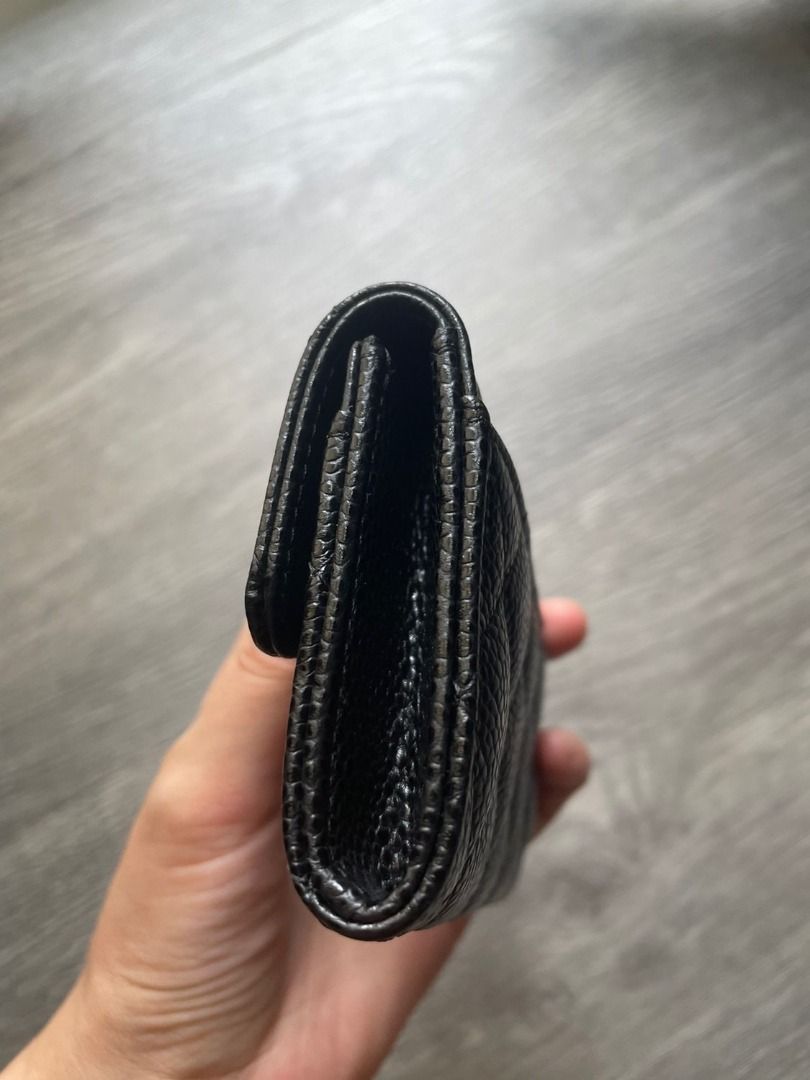 CHANEL CLASSIC FLAP SMALL WALLET (Category: Bags & Wallets) located in Kuala Lumpur. Submitted by zodibutus52731 (Listing ID 1451553608, Image 2). Description: 100% Tulen Chanel dompet pendek kulit caviar hitam perkakasan perak Dibeli di butik Chanel Malaysia. Kulit caviar tahan calar dengan jahitan berlian klasik, ruang kad yang mencukupi, bentuk padat senang dibawa..
