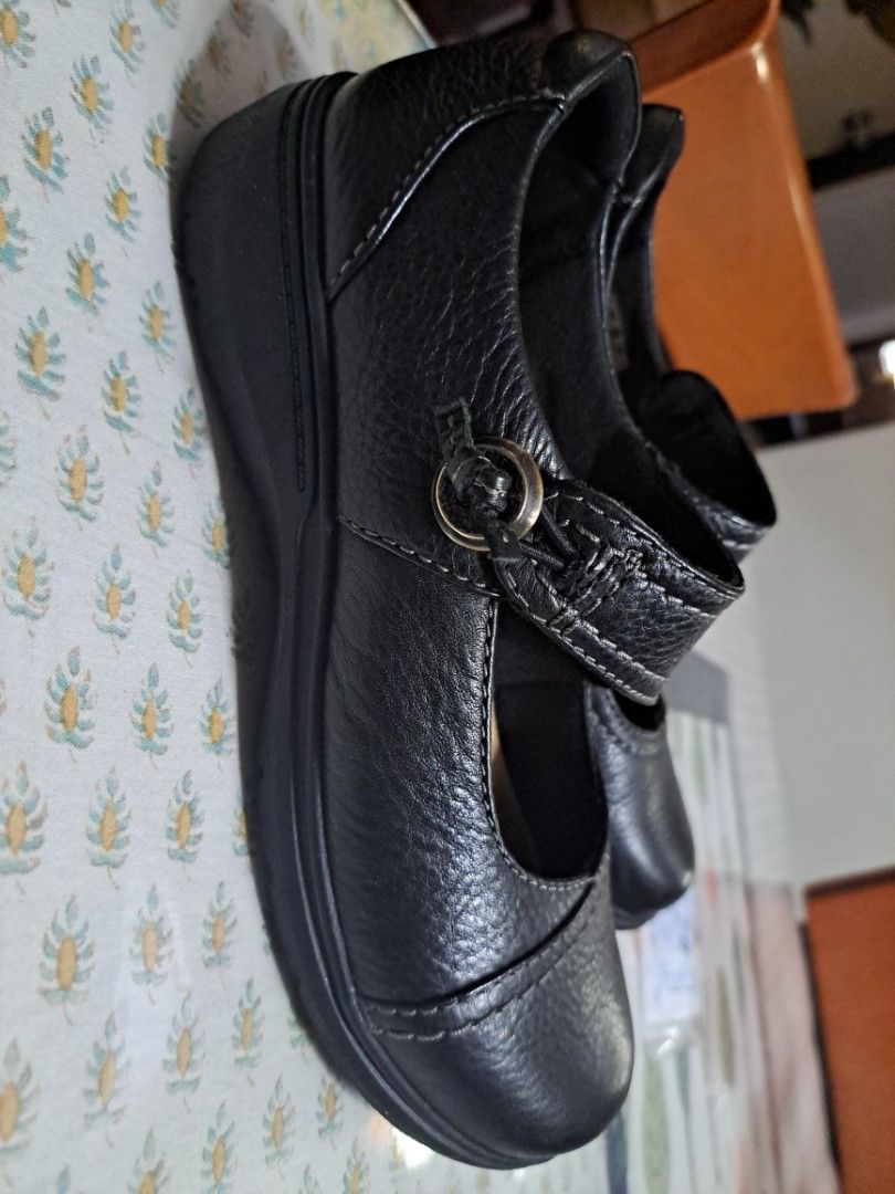 Clarks Black Leather flat (Category: Flats) located in Kuala Lumpur. Submitted by auramuhammad (Listing ID 1451556741, Image 2). Description: - Brand: Clarks Collection - Style: Mary Jane Flats - Material: Black Leather - Features: Strap across foot with decorative button - Comfort: 'Ultimate Comfort' insole - Ideal for: Everyday wear, work, casual outings.