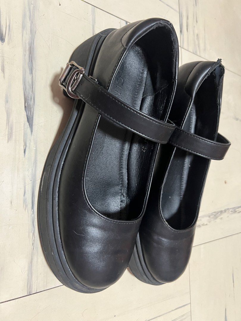CLN Casey Chunky Black Mary Jane Size 37 (Category: Flats & Sandals) located in Cainta. Submitted by p3spreloved (Listing ID 1451522656, Image 3). Description: - Brand: CLN - Style: Black Mary Jane Platform Shoes - Size: 37 - Closure: Buckle strap - Heel Type: Block heel with platform sole No more box.