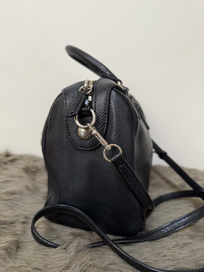 Coach 25cm Bag (made in vietnam) (Category: Cross-body Bags) located in Surigao. Submitted by surplusbox (Listing ID 1451694280, Image 3). Description: Coach 25cm size.. normal flaws lang sa dalawang corners pacheck po 2 photos sa last..kering keri po ipaayos sa mall..murayta lang si bag malayo sa bituka yung flaws.. lalo pag naparepair na.. pede din kahit hindi muna maparepair pede mo syang gamitin pampersonal hindi sya halata kasi parang sumaba