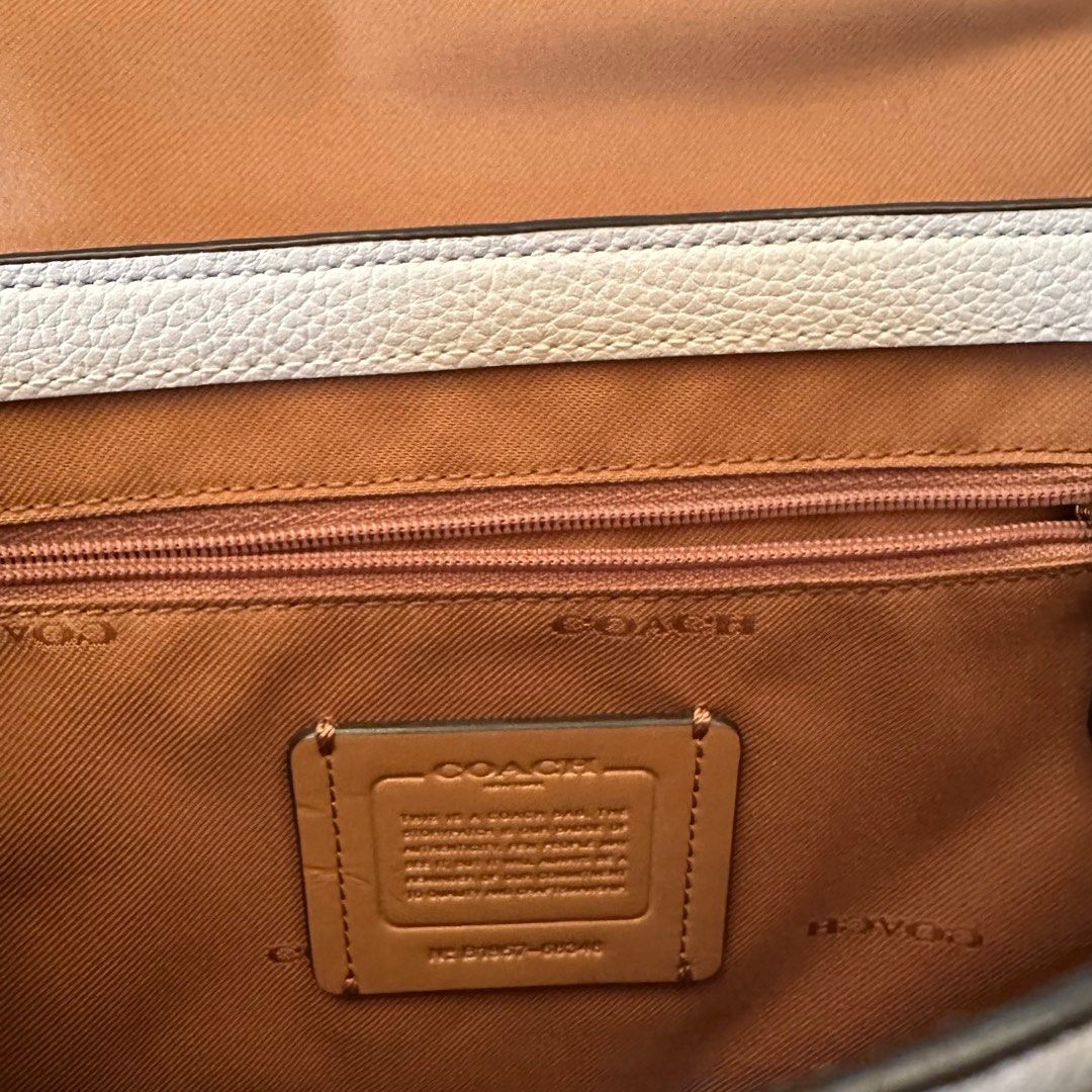 Coach Cassie Crossbody Bag in White Pebble Leather （分類：手袋及銀包）位於 Hong Kong。 由 skaska 提交（商品編號 1451624108，圖片 2）。簡介： Coach Cassie Crossbody bag in a white pebble leather. Carefully used and with minor signs of wear (mainly on edges and hardware). Leather exterior is in very good condition and interior fabric lining in like new condition. Top handle has been wrapped with Twilly (happy to include if you like it) so it’s also in mint condition. Signatur