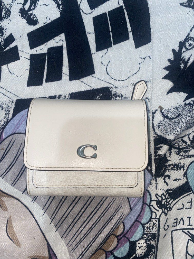 Coach wallet (Category: Wallets & Card holders) located in San Carlos. Submitted by dump3d_e (Listing ID 1451641454, Image 1). Description: .