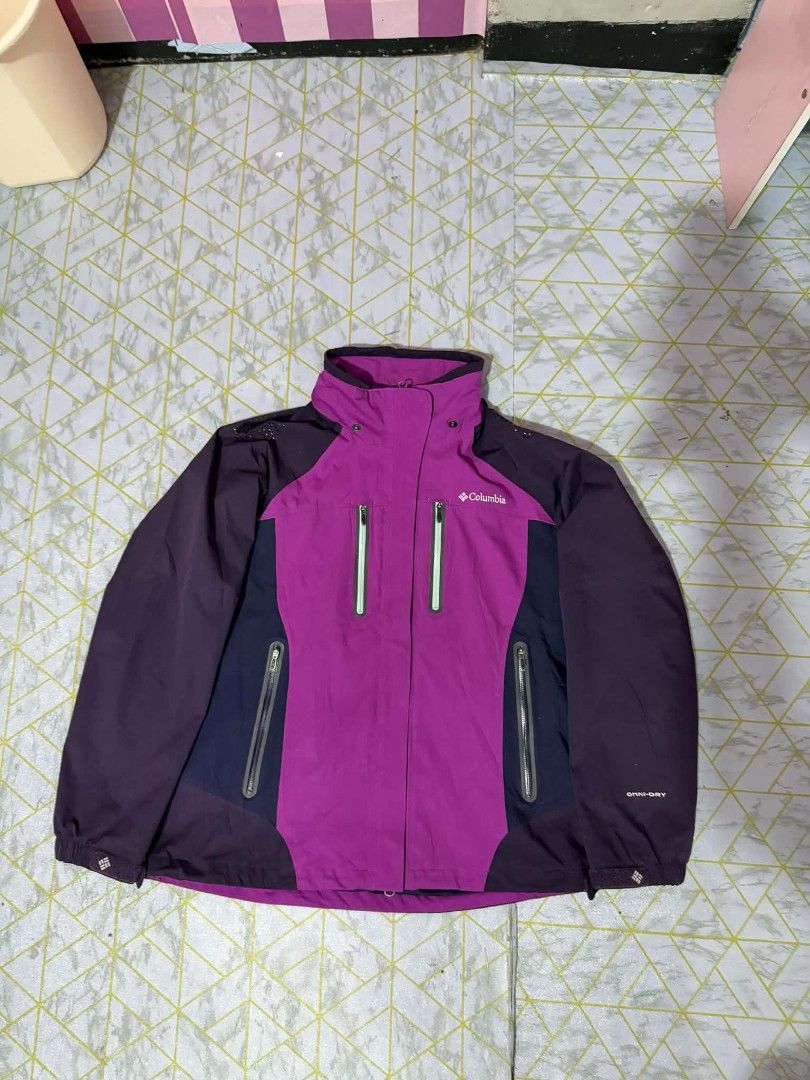 Columbia (Category: Hoodies) located in Alburquerque. Submitted by nashper (Listing ID 1451690073, Image 3). Description: .