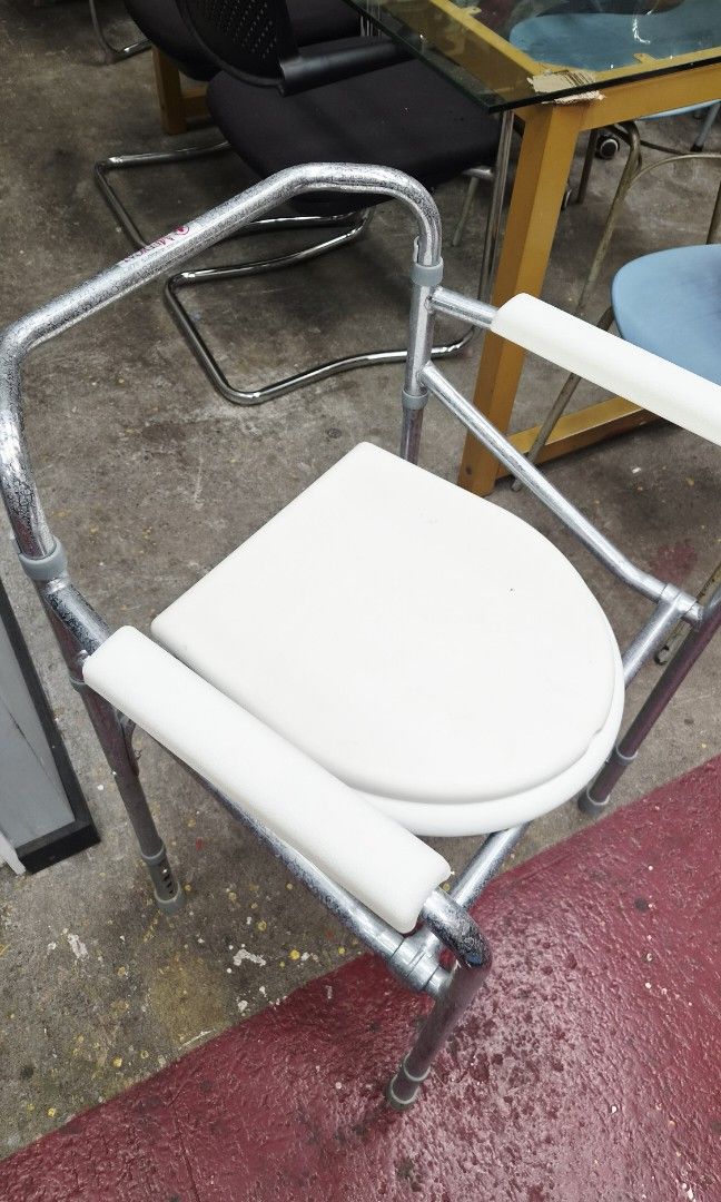 Commode Chair For Sale (Category: Medical Supplies & Tools) located in Taguig. Submitted by paolav2k (Listing ID 1451589262, Image 3). Description: Commode for sale pick up only.