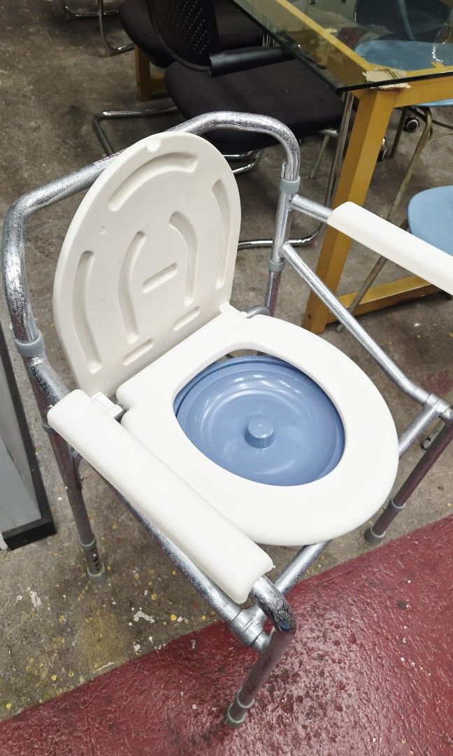 Commode Chair For Sale (Category: Medical Supplies & Tools) located in Taguig. Submitted by paolav2k (Listing ID 1451589262, Image 1). Description: Commode for sale pick up only.
