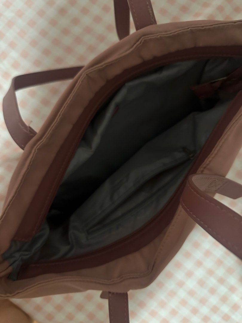 COSE Tote Bag Dusty Rose Nylon (Category: Tote Bags) located in Bacoor. Submitted by ayayesha (Listing ID 1451646184, Image 3). Description: - Dusty rose COSE tote bag - Features a zipped back pocket - Interior has grey lining and a zipped compartment - Spacious for daily essentials - Ideal for work or casual outings.