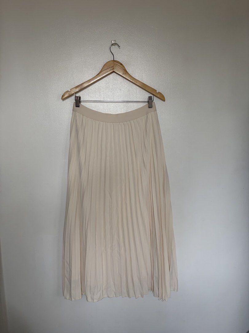 Cream Pleated Midi Skirt (SHEIN) (Category: Skirts) located in Cebu City. Submitted by ohpetite (Listing ID 1451542414, Image 1). Description: - waist size 75cm, length 85cm - unused - bought around P800 .