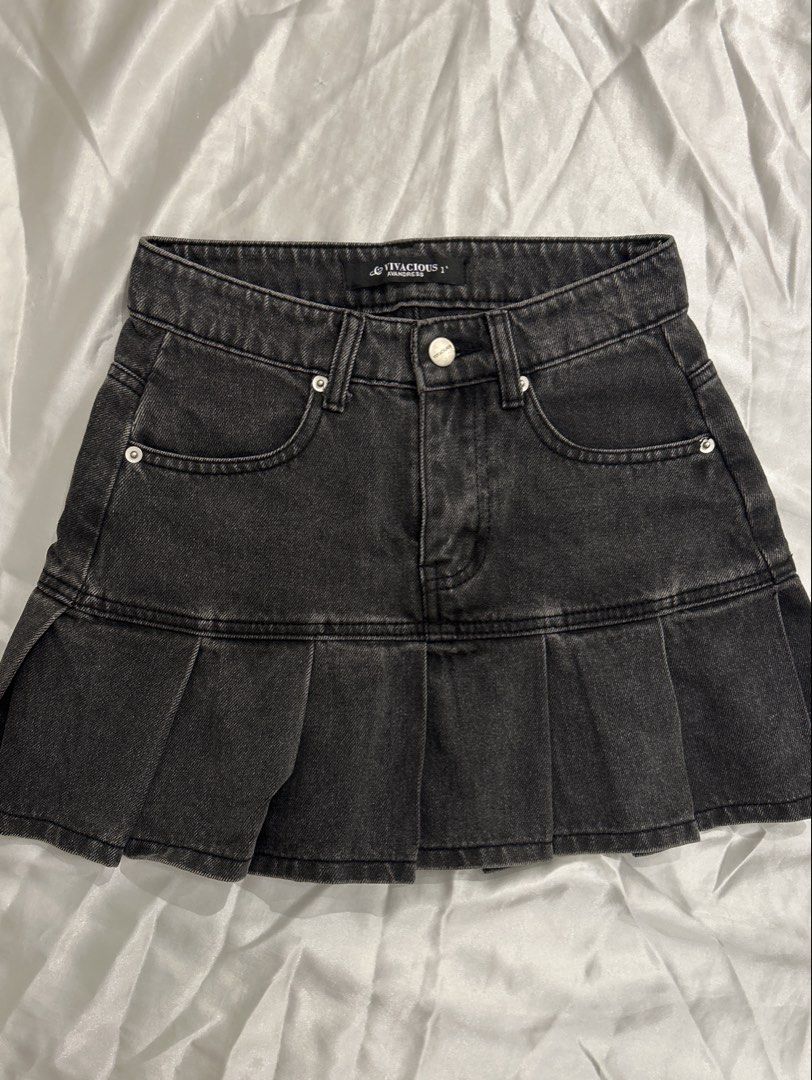 black/grey pleated denim short mini skirt (Category: Skirts) located in Quezon City. Submitted by sandrinasaurus (Listing ID 1451679052, Image 1). Description: length: 12.5 cm width: 12 in - good quality denim - pleated design at bottom - never worn before 📍 quezon city 💸 gcash 📬 j&t php 200 + shipping fee.