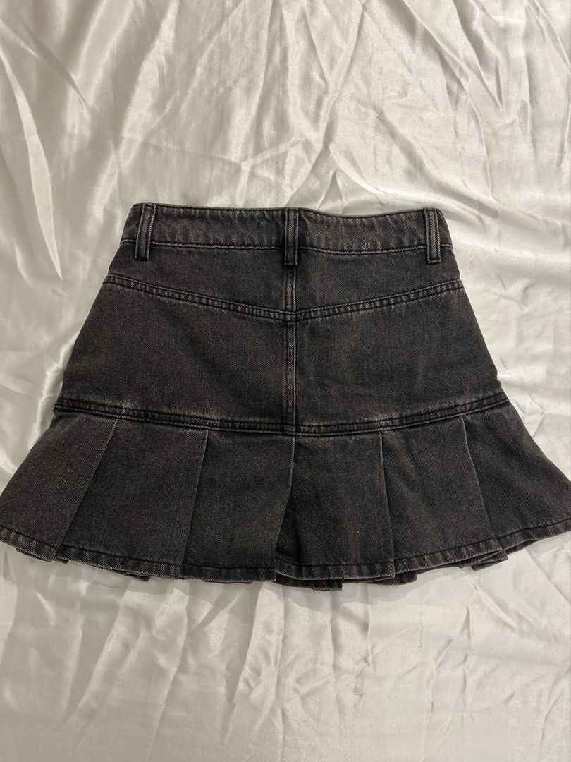 black/grey pleated denim short mini skirt (Category: Skirts) located in Quezon City. Submitted by sandrinasaurus (Listing ID 1451679052, Image 2). Description: length: 12.5 cm width: 12 in - good quality denim - pleated design at bottom - never worn before 📍 quezon city 💸 gcash 📬 j&t php 200 + shipping fee.