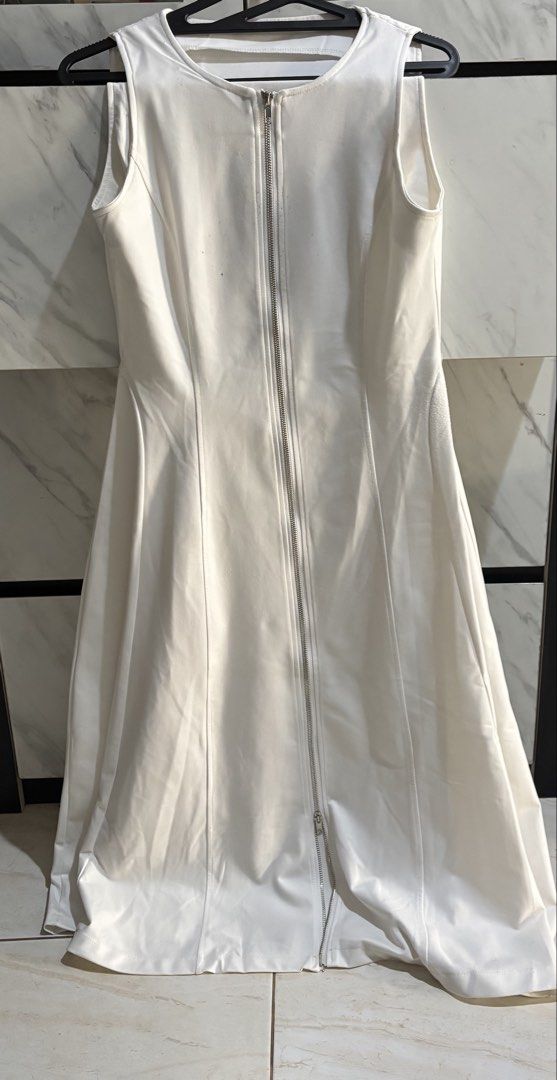 dress putih Bangkok (Kategori: Gaun & Rok) berada di Tangerang. Dikirim oleh liebie230725590 (ID iklan 1451583088, Gambar 1). Deskripsi: ada minus di foto ke 2 ld 90cm p 118cm harga nett pembayran transf bca / seabank oren hny utk ongkir.