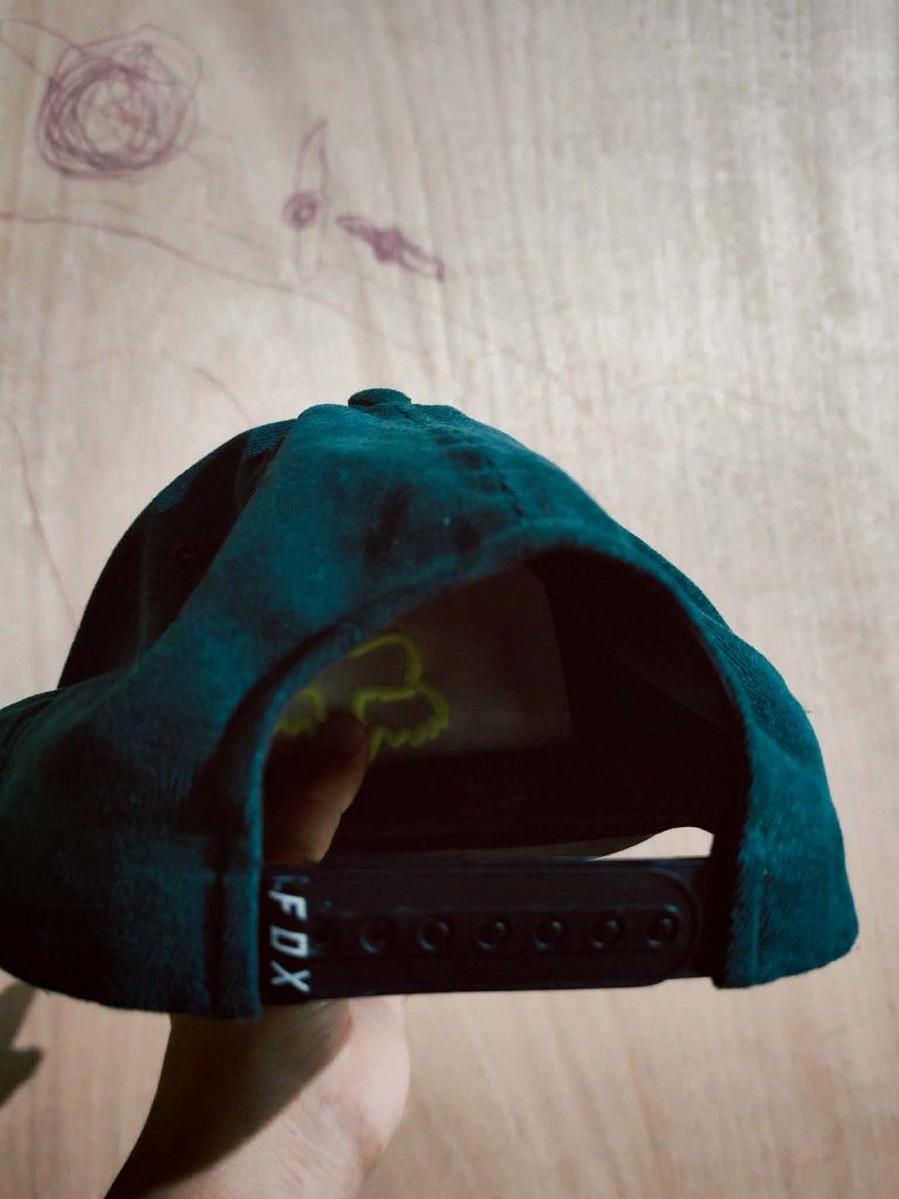 Fox Head Snapback Cap OSFA Green (Category: Caps & Hats) located in Sipalay. Submitted by boldowl.e4f283 (Listing ID 1451628733, Image 2). Description: - Green Fox Head snapback cap - One Size Fits All (OSFA) - Made from 100% polyester - Embroidered Fox Head logo on front - Adjustable snap closure at the back - Ideal for casual wear and outdoor activities.