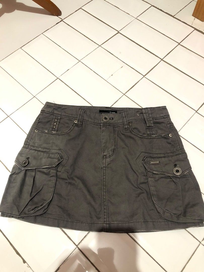 Grey cargo mini skirt (Kategori: Gaun & Rok) berada di Bogor. Dikirim oleh cest.laviee (ID iklan 1451623561, Gambar 1). Deskripsi: waist 74 cm length 35.