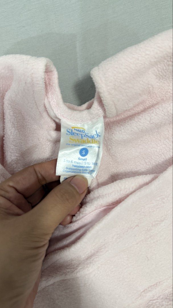HALO SleepSack Swaddle Small Pink Fleece (Category: Babies & Kids Fashion) located in Puerto Princesa. Submitted by kfv15 (Listing ID 1451654875, Image 2). Description: - HALO SleepSack Swaddle in Pink - Size: Small (fits 3-6 months or 12-18 lbs) - Material: Soft fleece - Features: Easy zipper closure for quick changes - Benefit: Helps keep your baby snug and secure for better sleep.