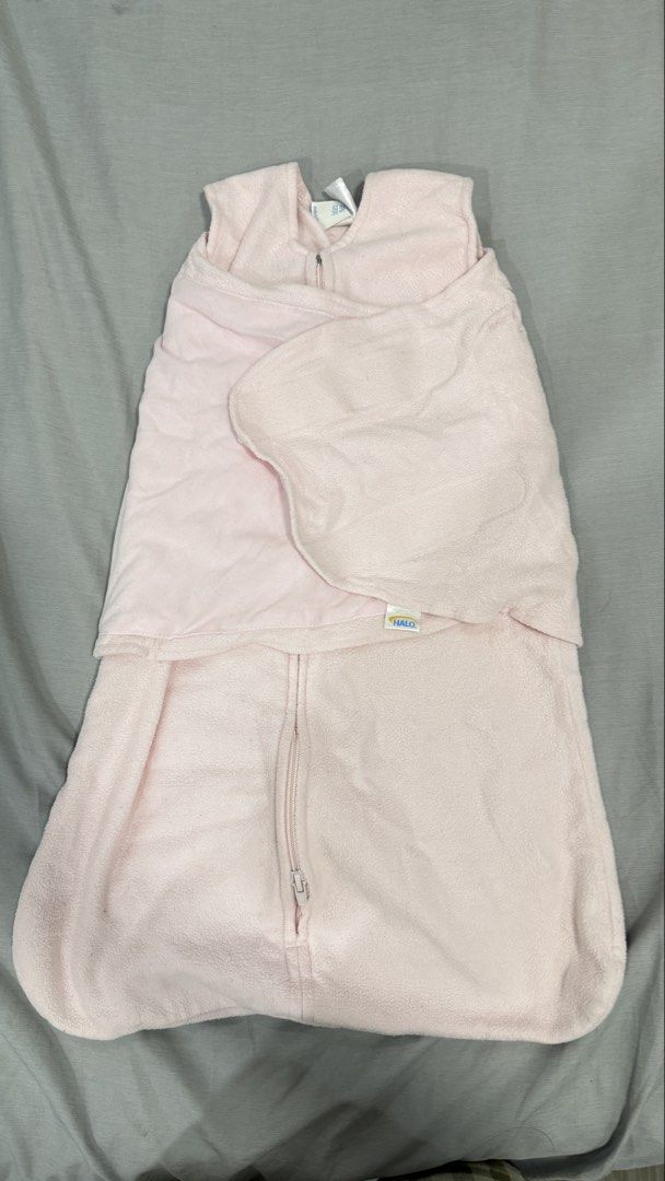 HALO SleepSack Swaddle Small Pink Fleece (Category: Babies & Kids Fashion) located in Puerto Princesa. Submitted by kfv15 (Listing ID 1451654875, Image 1). Description: - HALO SleepSack Swaddle in Pink - Size: Small (fits 3-6 months or 12-18 lbs) - Material: Soft fleece - Features: Easy zipper closure for quick changes - Benefit: Helps keep your baby snug and secure for better sleep.