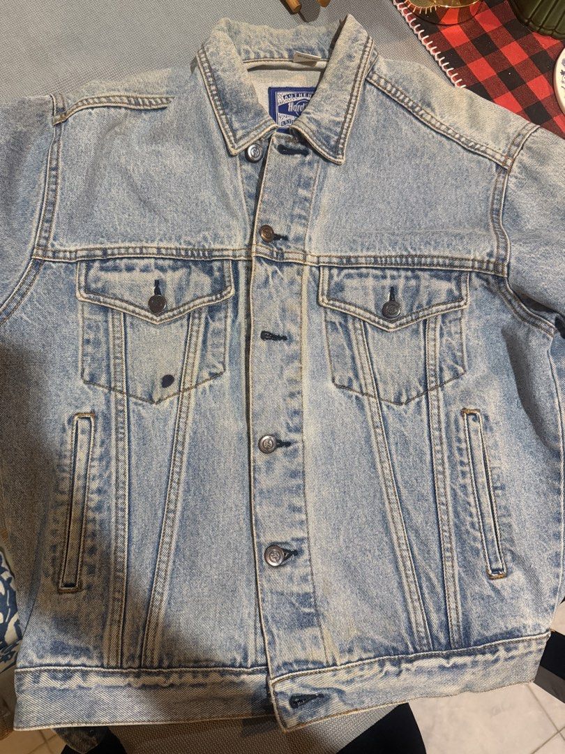Hard Rock Cafe Atlantic City Denim Jacket (Category: Coats, Jackets and Outerwear) located in Victorias. Submitted by jullianfermin10 (Listing ID 1451676298, Image 1). Description: - Classic light wash denim jacket -thrifted from japan - Brand: Hard Rock Cafe - Features iconic Hard Rock Cafe logo with guitars embroidered on the back - Text on back: 'Atlantic City' - Material: 100% Cotton - Button-up front closure - Two chest pockets - Ideal for H