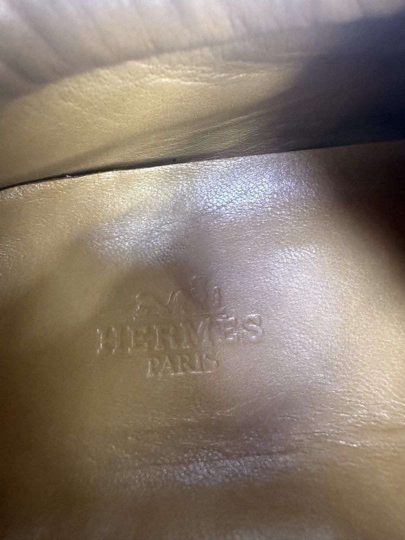 Hermes （分類：波鞋）位於 Hong Kong。 由 suki2394 提交（商品編號 1451581985，圖片 7）。簡介： Hermes trainers Size : EU 37.5 Insoles length: 23.5cm - In Very Good Condition 。