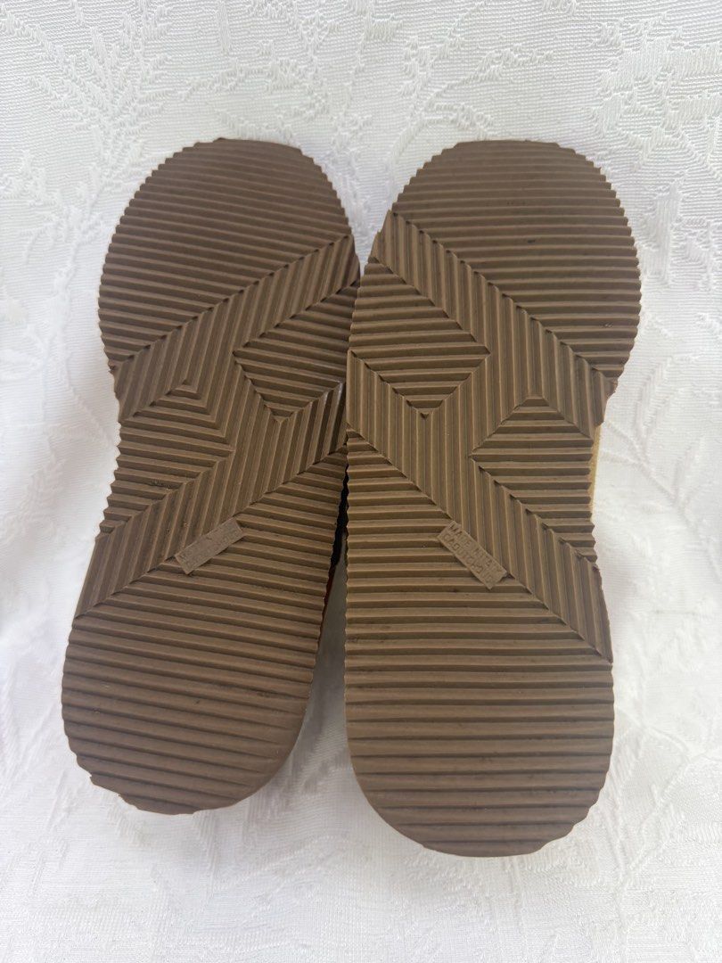 Hermes （分類：波鞋）位於 Hong Kong。 由 suki2394 提交（商品編號 1451581985，圖片 10）。簡介： Hermes trainers Size : EU 37.5 Insoles length: 23.5cm - In Very Good Condition 。