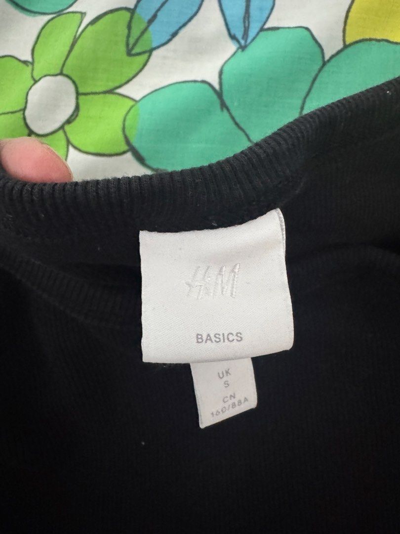 H&M Basics Black Ribbed T-Shirt Size S (Category: Shirts) located in Pasig City. Submitted by theresebp (Listing ID 1451625409, Image 2). Description: - Barely used - Basic black t-shirt from H&M - Features a ribbed texture - Short sleeves and crew neck design - Highly versatile, pairs well with anything - Ideal for everyday wear.