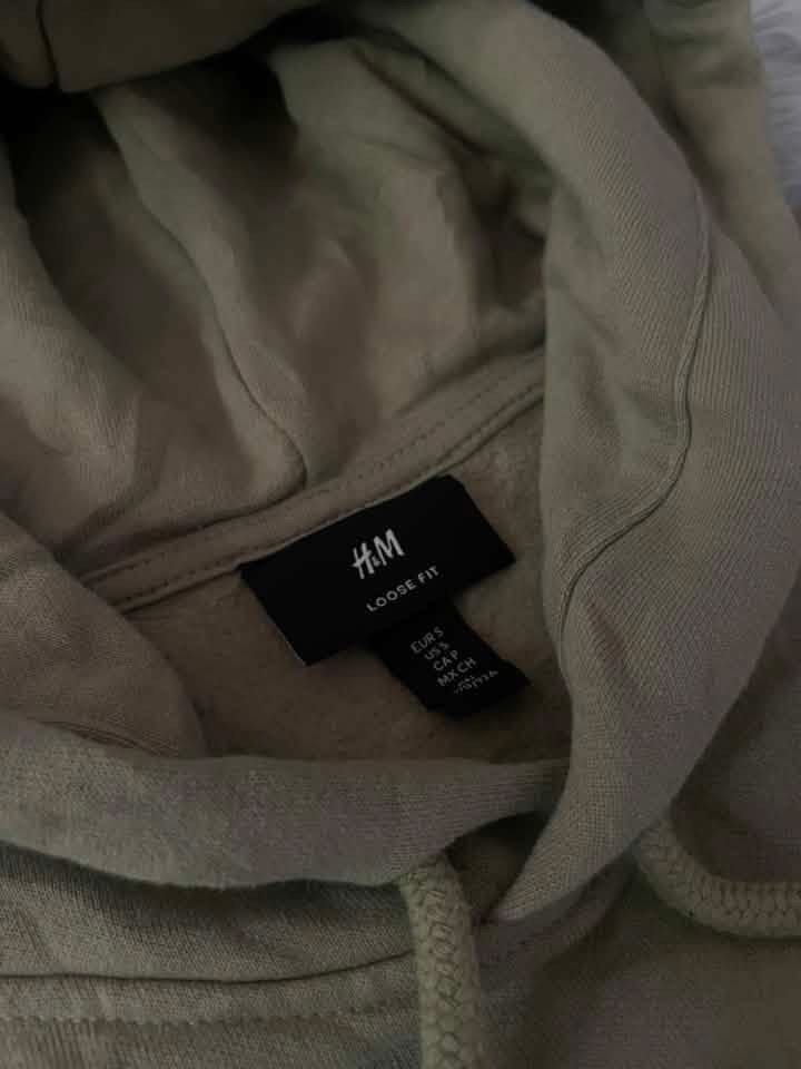 H&M Loose Fit Hoodie (Category: Hoodies) located in Cabanatuan. Submitted by rmsdnl (Listing ID 1451583317, Image 2). Description: - Light brown H&M hoodie - Loose fit style - Features a front pocket - Adjustable drawstring hood - Comfortable and casual - Ideal for everyday wear.