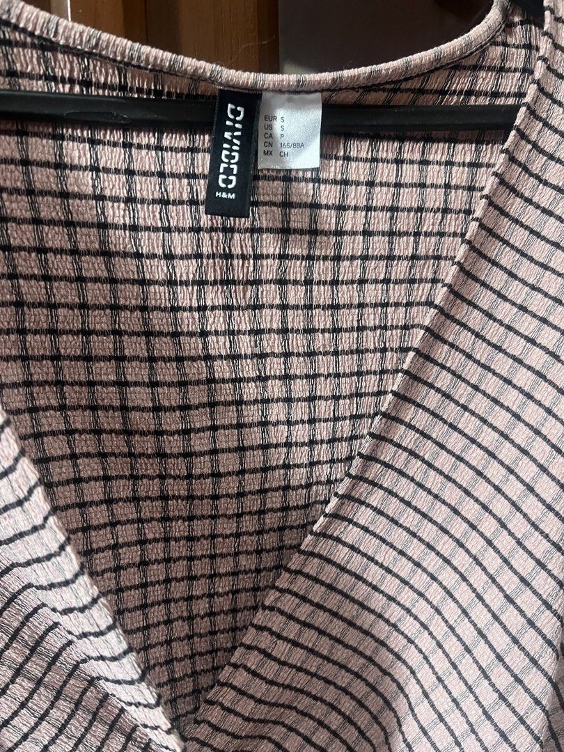 H&M Wrap Pink (Kategori: Atasan) berada di Jepara. Dikirim oleh batikih (ID iklan 1451526311, Gambar 2). Deskripsi: Masih bagus cuma sekali pakai aja ya LD 80-100 (bahan melar) P 44 murah banget langsung cus co di link oyen bawah ya beb sudah include admin.
