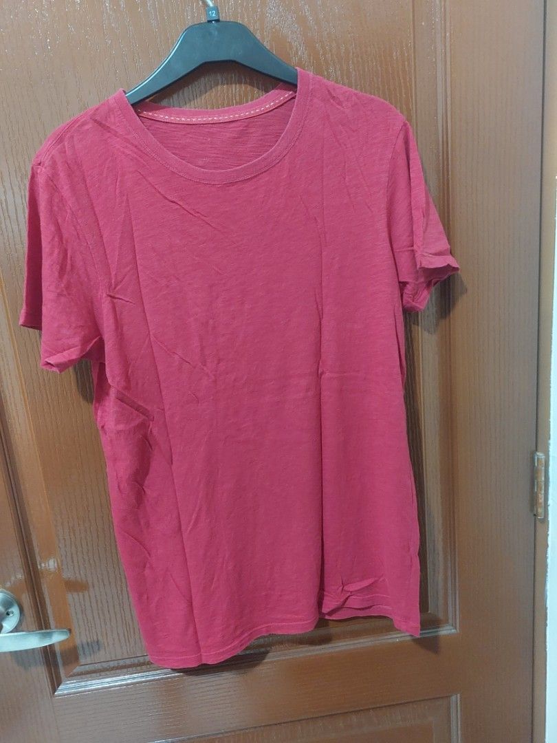 Jansport Red T-shirt (Category: Tshirts & Polo Shirts ) located in Malaybalay. Submitted by mags_sofia (Listing ID 1451607929, Image 1). Description: - Classic red Jansport t-shirt - Short sleeves and crew neck design - Ideal for everyday casual wear - Features a clearly visible Jansport label on the side - Noteworthy stitching detail around the neckline.