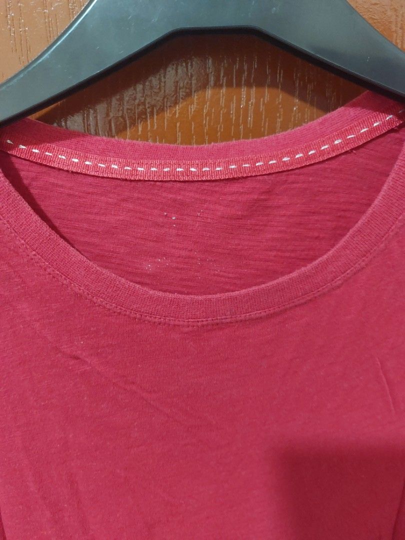 Jansport Red T-shirt (Category: Tshirts & Polo Shirts ) located in Malaybalay. Submitted by mags_sofia (Listing ID 1451607929, Image 2). Description: - Classic red Jansport t-shirt - Short sleeves and crew neck design - Ideal for everyday casual wear - Features a clearly visible Jansport label on the side - Noteworthy stitching detail around the neckline.