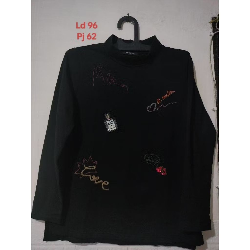 Kaos hitam bahan bagus (Kategori: Atasan) berada di Bandung. Dikirim oleh khamahyrashop (ID iklan 1451604340, Gambar 1). Deskripsi: bisa oren.