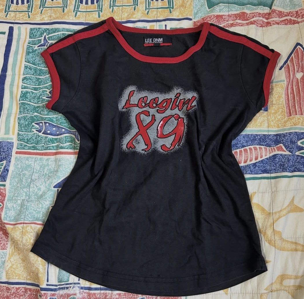 Lee y2k Black Cropped Shirt (Category: Shirts) located in Pinamalayan. Submitted by _dragonfly (Listing ID 1451530017, Image 1). Description: Xs - small medium.