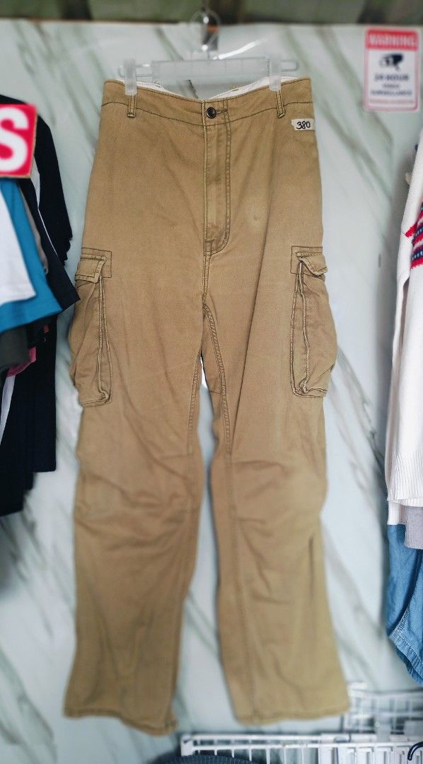 Levi's Strauss & Co. Cargo Pants Khaki (Category: Jeans) located in San Pablo. Submitted by amei56625 (Listing ID 1451592534, Image 1). Description: - Brand: Levi's - Style: Khaki Cargo Pants - Features: Classic workwear design, durable material, multiple storage pockets - Closure: Button and zip fly - Ideal for: Everyday wear.