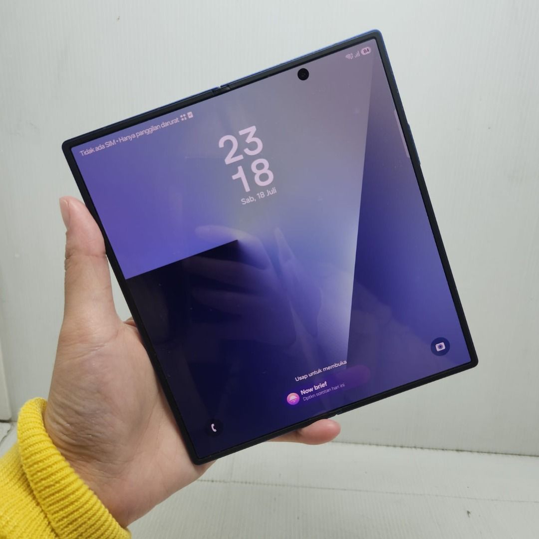 LIKE NEW MULUS SAMSUNG GALAXY Z FOLD 7 5G 12/256 BLUE SHADOW SEIN RESMI LENGKAP (Kategori: Samsung) berada di Jakarta Barat. Dikirim oleh zencomshop (ID iklan 1451619814, Gambar 2). Deskripsi: FAST RESPON WA 081911003339 Harga yang tertera adalah BEST PRICE NET Samsung Galaxy Z Fold 7 5G -Ram 12GB -Internal 256GB -Warna Blue Shadow Kondisi: -Resmi Indonesia SEIN -Fisik 98% -LCD aman tidak ada minus -KELENGKAPAN FULLSET KABEL SESUAI FOTO -Barang R