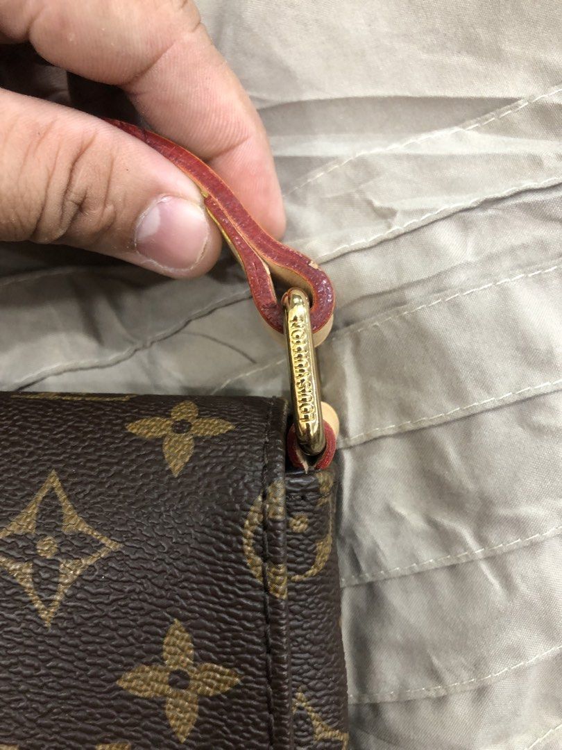 LOIUS VUITTON SLING BAG (Category: Shoulder Bags) located in Manila. Submitted by beyondessence (Listing ID 1451621371, Image 3). Description: Hook up at japan surplus , asnew condition .