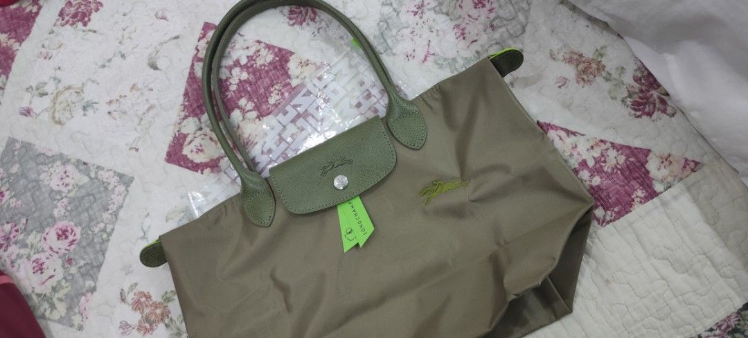 Le Pliage Green Arthicoke (Category: Tote Bags) located in Kluang. Submitted by nur19899 (Listing ID 1451632128, Image 1). Description: - Brand new Longchamp Le Pliage Green Arthicoke tote bag (Medium) - Classic design with leather handles and flap - Still in original plastic packaging - Ideal for everyday use - Easy to carry and store.