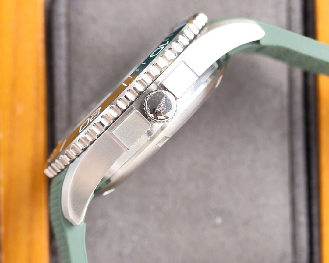 Longines Conquest Sport Collection Watch (Category: Luxury Watches) located in Muntinlupa City. Submitted by fuzetarhub95690 (Listing ID 1451601126, Image 3). Description: 【Case】316L stainless steel, 41mm diameter. 【Strap】316L stainless steel with Super A-grade polishing, featuring a Longines original folding clasp. 【Crystal】Sapphire crystal, ceramic bezel. 【Dial】Matching carbon fiber material, with clear oil-pressed texture and Swiss-imported hi