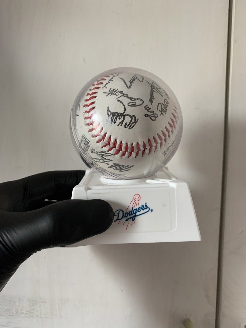 Los Angeles Dodgers Autographed Baseball with Display Stand (Category: Caps & Hats) located in Mabalacat. Submitted by mixx-stuff (Listing ID 1451538415, Image 1). Description: .