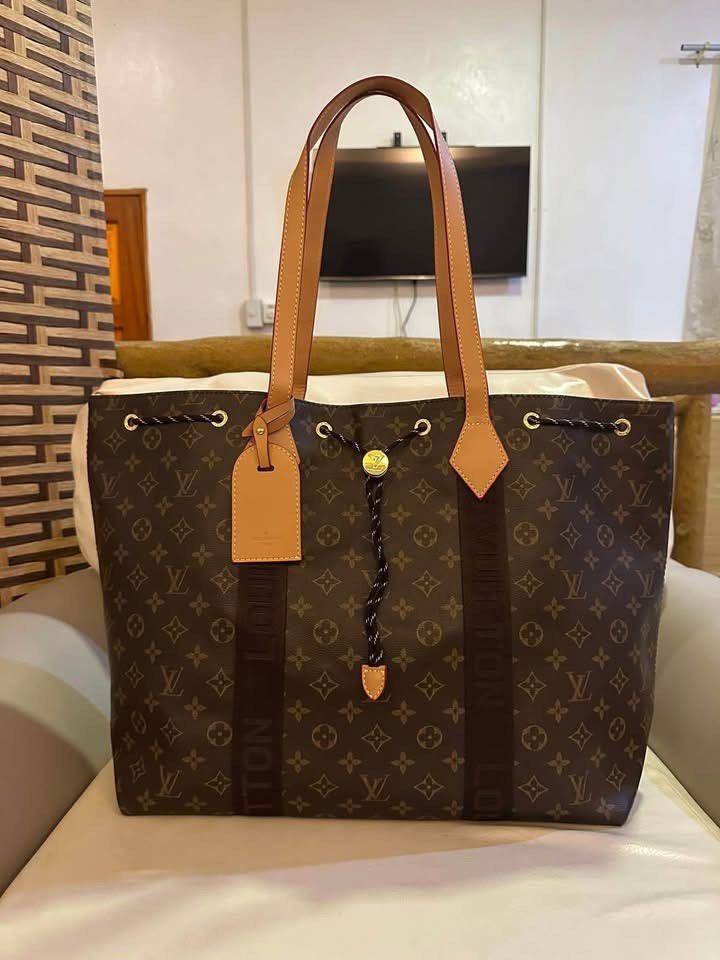 Louis Vuitton Large Travel Bag (Category: Luxury Bags & Wallets) located in Mandaue City. Submitted by ludz_0246 (Listing ID 1451564254, Image 1). Description: Coded Dustbag Travel Bag Large Capacity Good as new condition .
